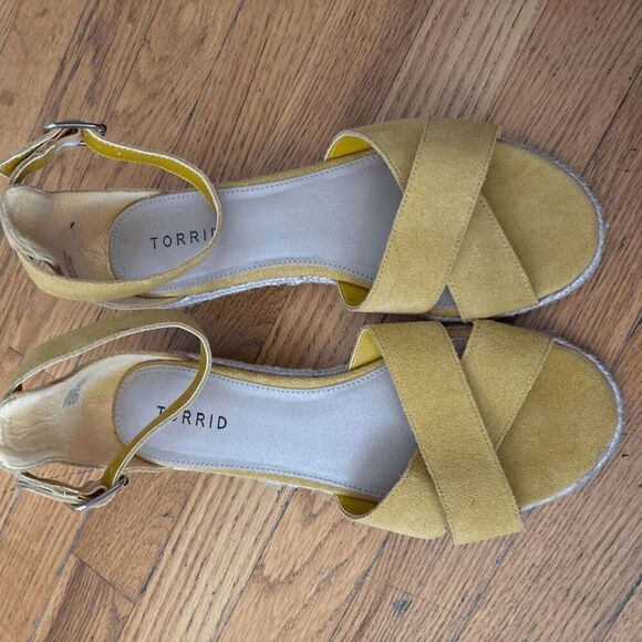 Torrid Round Chunky Heel Strappy Yellow Suede Sandal Ankle Strap 10 Wide - Picture 5 of 5